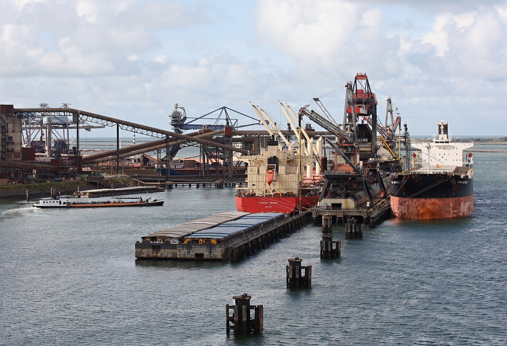 europoort maasvlakte rotterdam botlek haven scheepvaart industrie fabrieken marine transport overslag terminal portlantis ferry centrale
